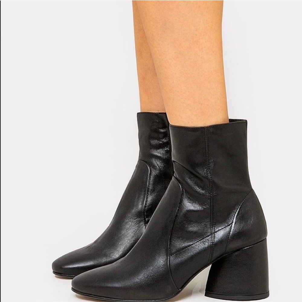 Intentionally blank luck boots nib black